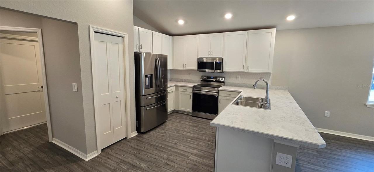 725 Bayside Blvd - Photo 4 of 26