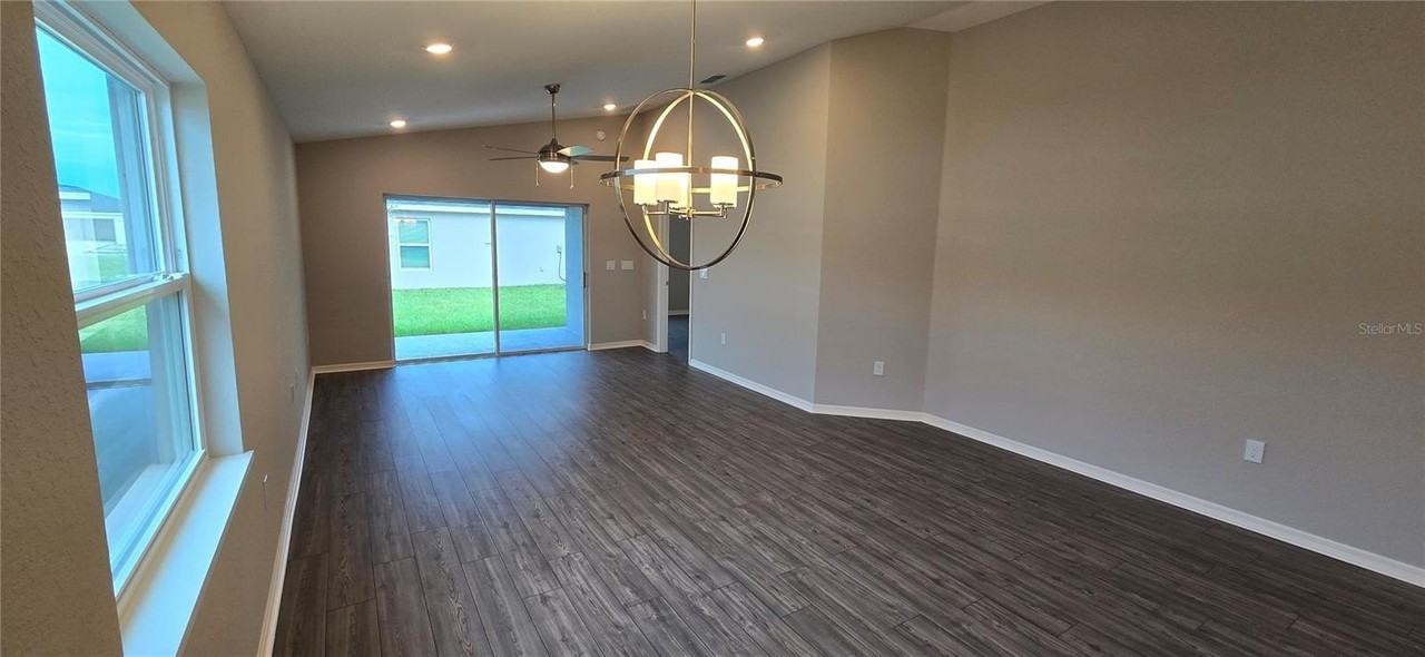 725 Bayside Blvd - Photo 7 of 26