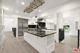 1033 Wellesley Ave - Photo 3 of 8