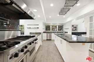 1033 Wellesley Ave - Photo 4 of 8