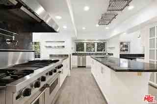 1033 Wellesley Ave - Photo 5 of 8