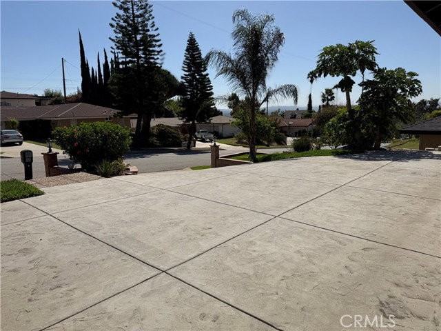 1543 N Hilltop Dr - Photo 3 of 8