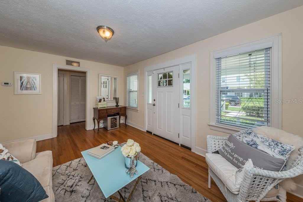 1037 18th Ave N - Photo 4 of 24