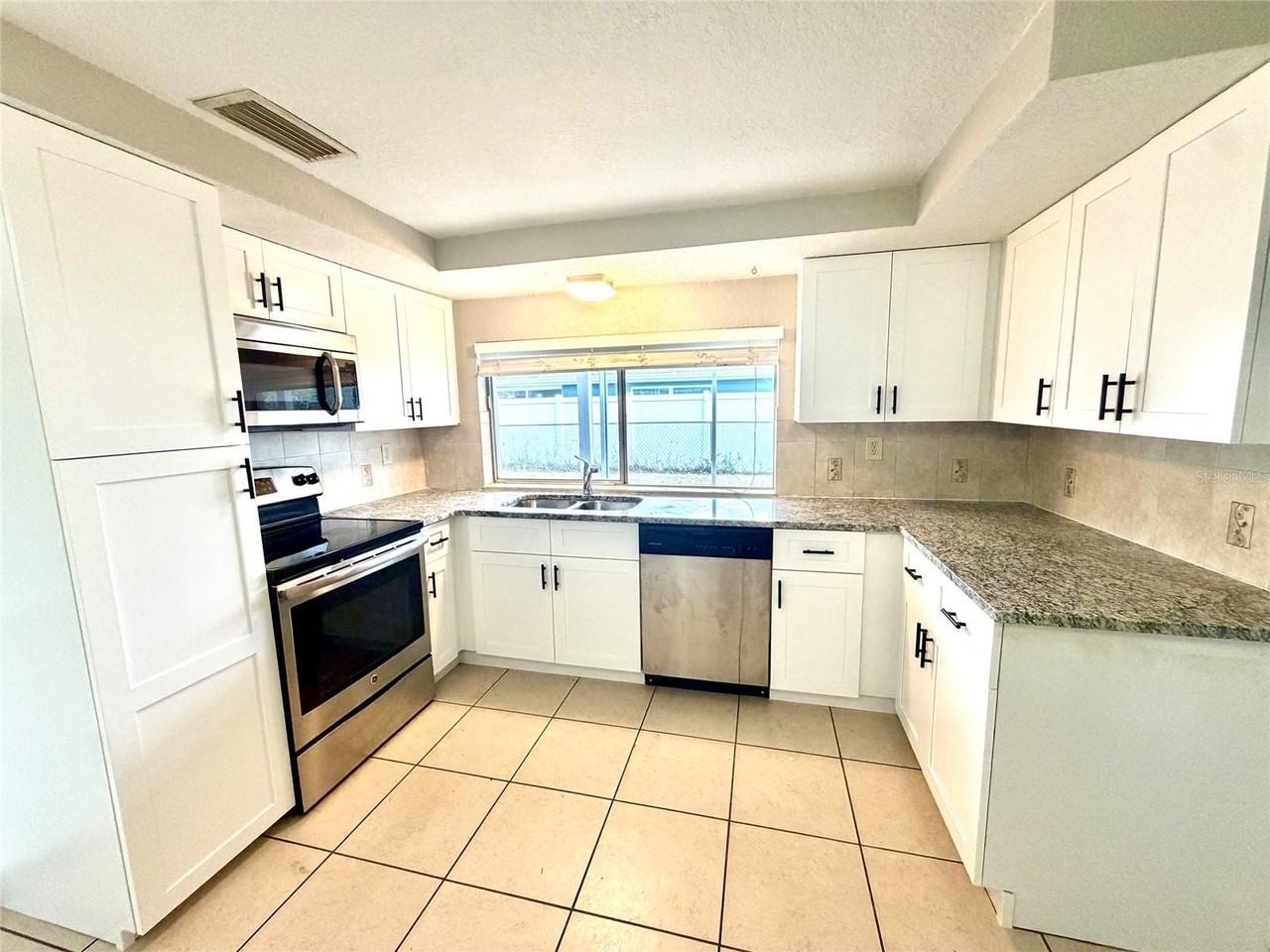 4015 Cashmere Dr - Photo 4 of 18
