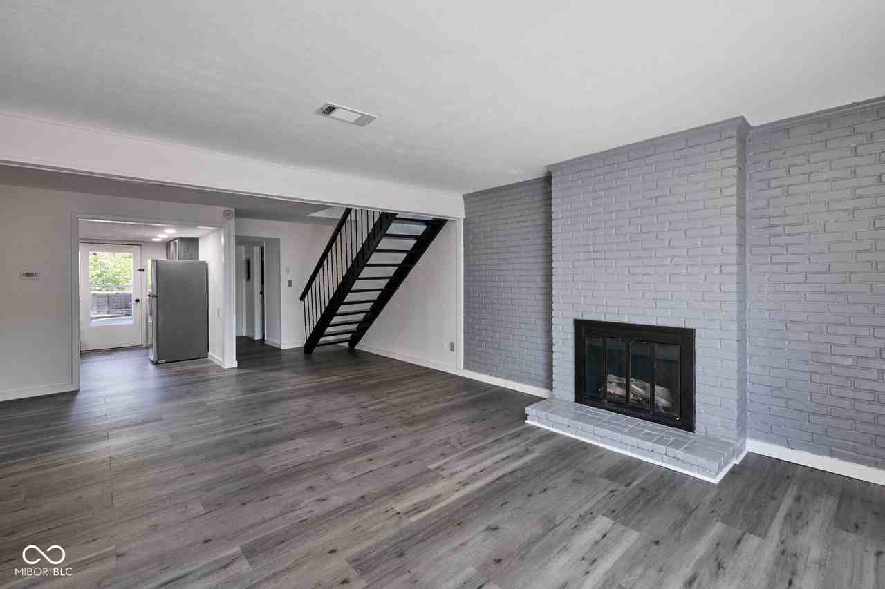1352 Tishman Ln - Photo 3 of 11