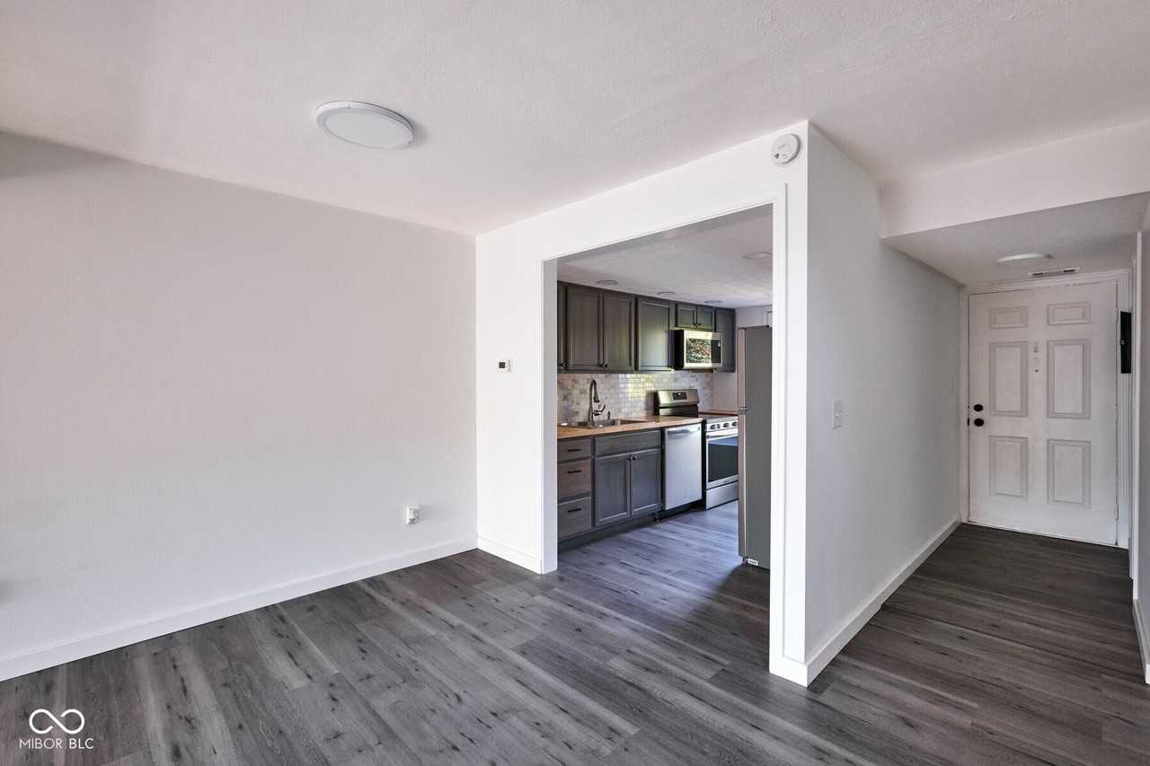 1352 Tishman Ln - Photo 4 of 11