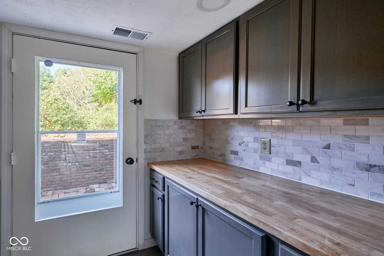 1352 Tishman Ln - Photo 6 of 11