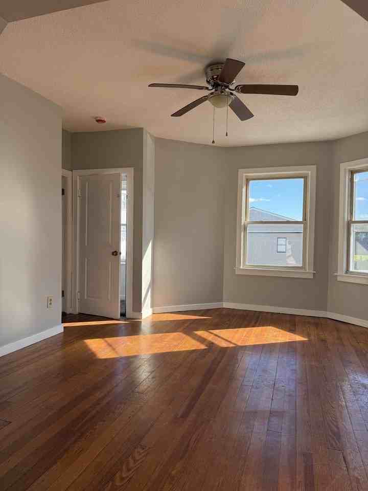 325 Davis St #2 - Photo 4 of 11