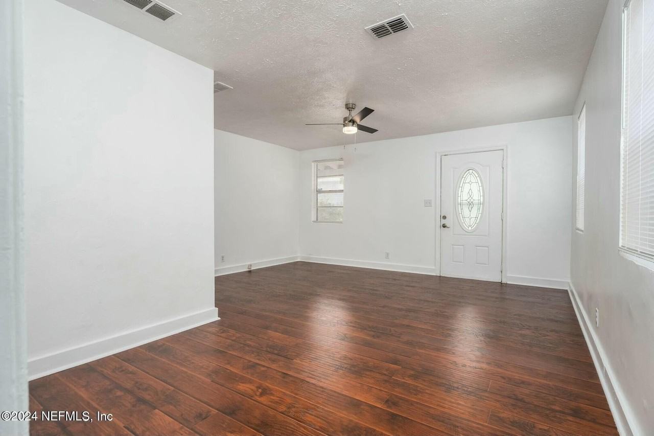 2221 Commonwealth Ave - Photo 4 of 11