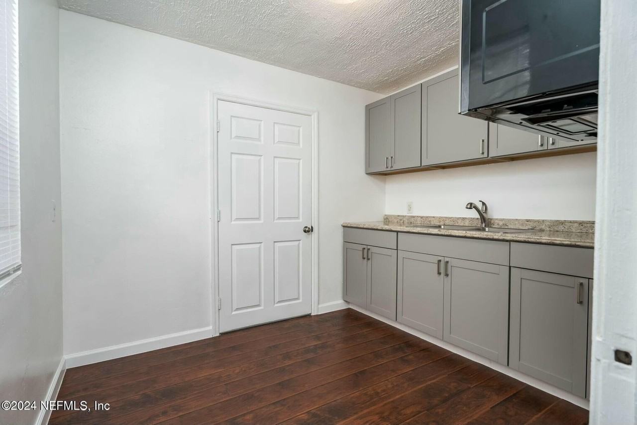 2221 Commonwealth Ave - Photo 5 of 11
