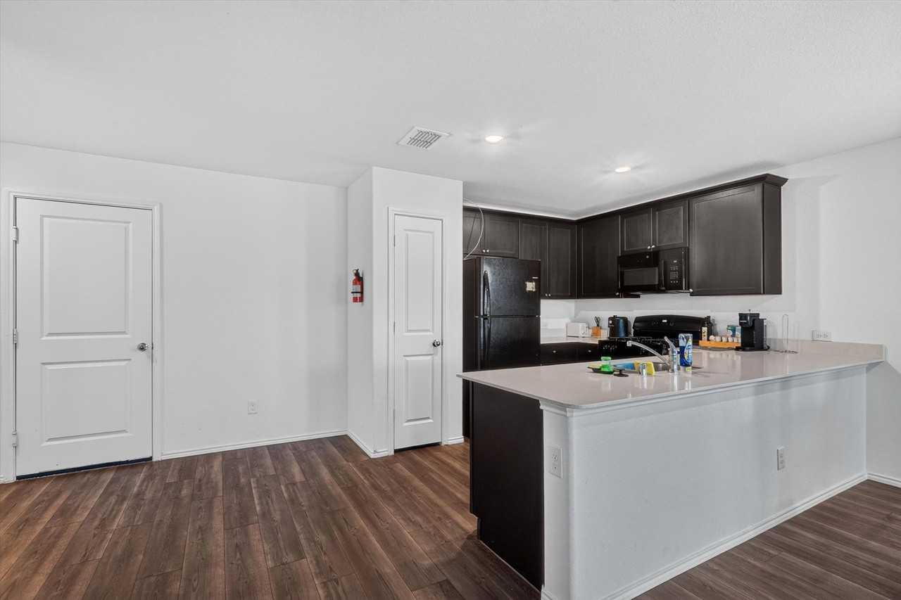 1210 Wildflower St - Photo 4 of 20