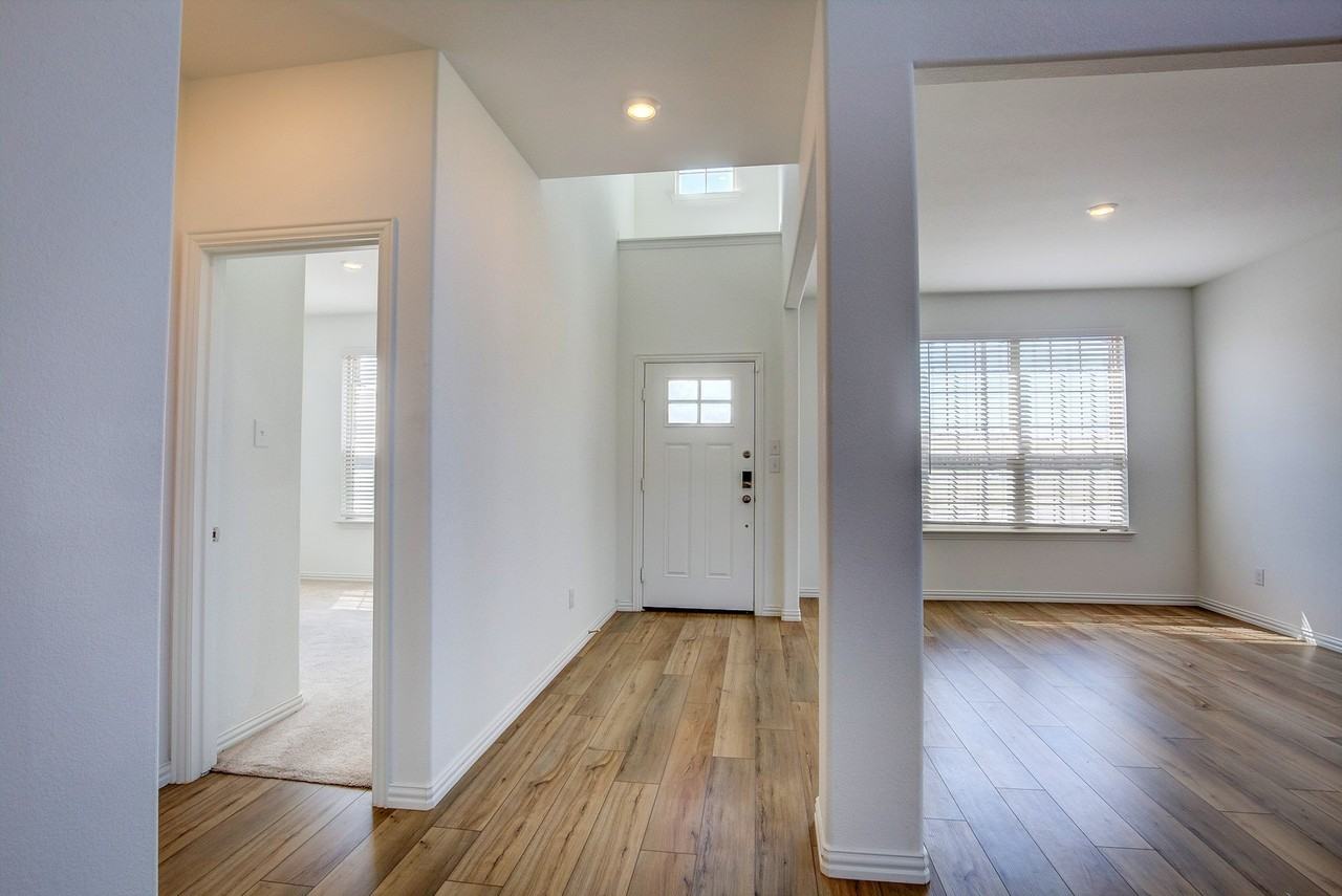 10013 Elkhorn Dr - Photo 3 of 39