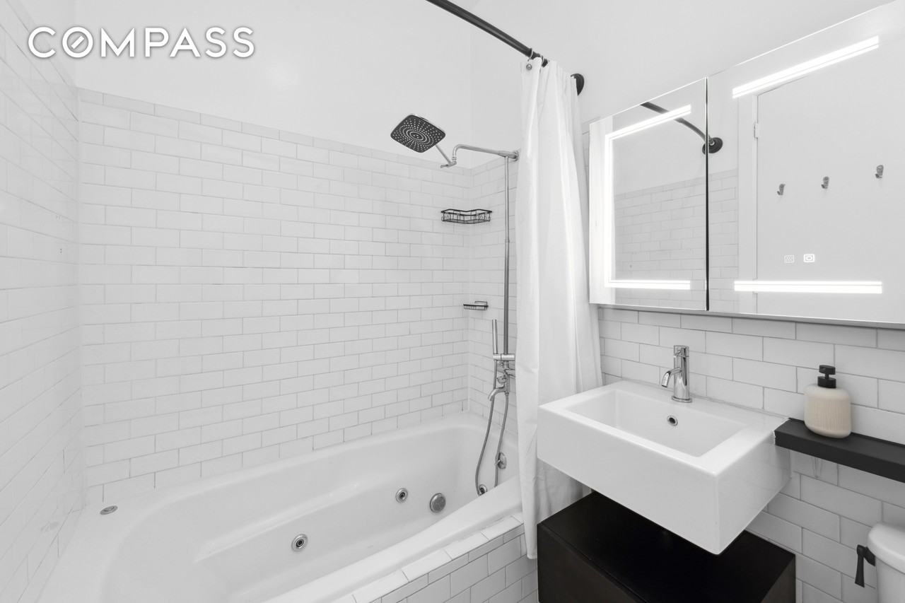 689 Myrtle Ave #5D - Photo 4 of 6
