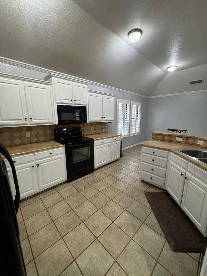 1404 W 18th St - Photo 4 of 16