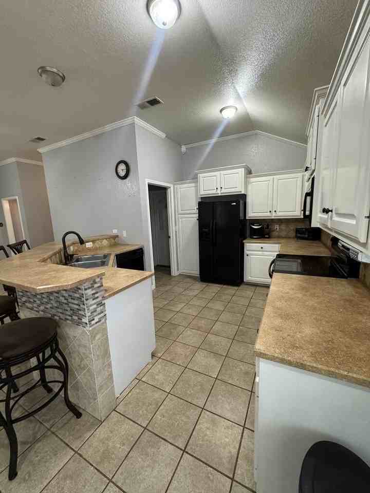 1404 W 18th St - Photo 5 of 16