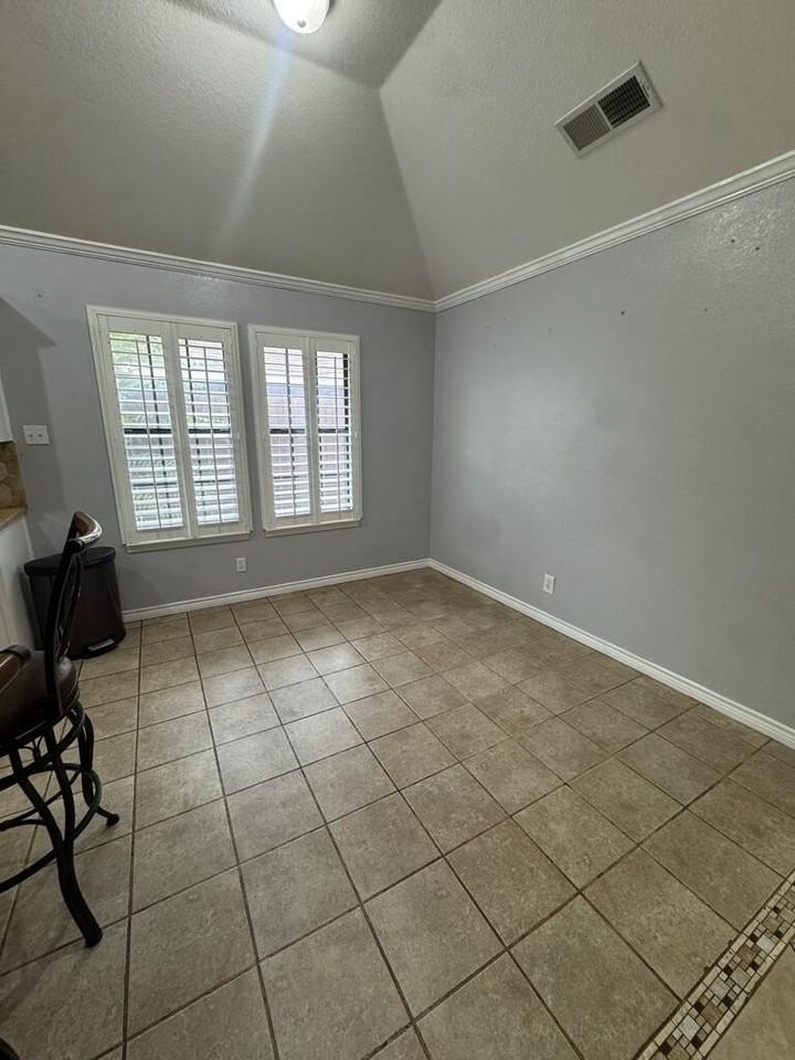 1404 W 18th St - Photo 6 of 16