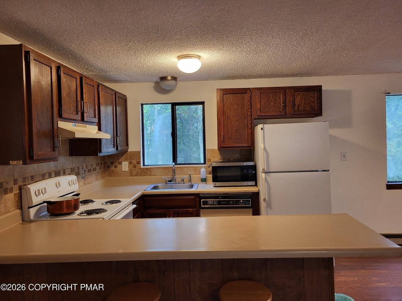 1109 Glasgow Ct - Photo 6 of 33