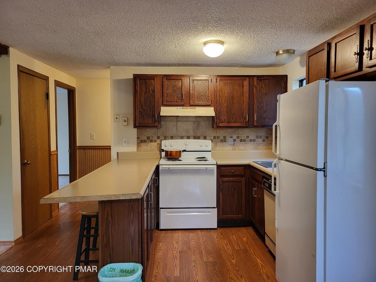 1109 Glasgow Ct - Photo 7 of 33