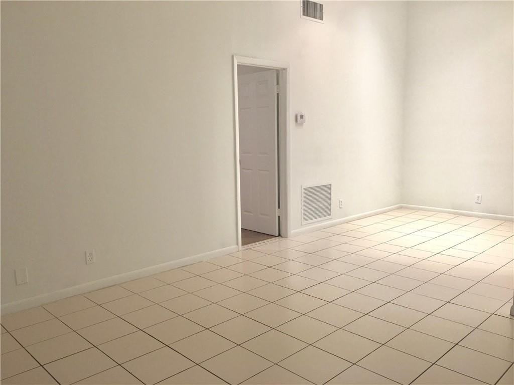9806 Nw 37th St - Photo 5 of 12