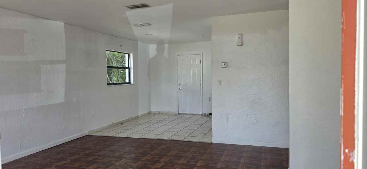 499 Las Palmas Cir - Photo 2 of 8