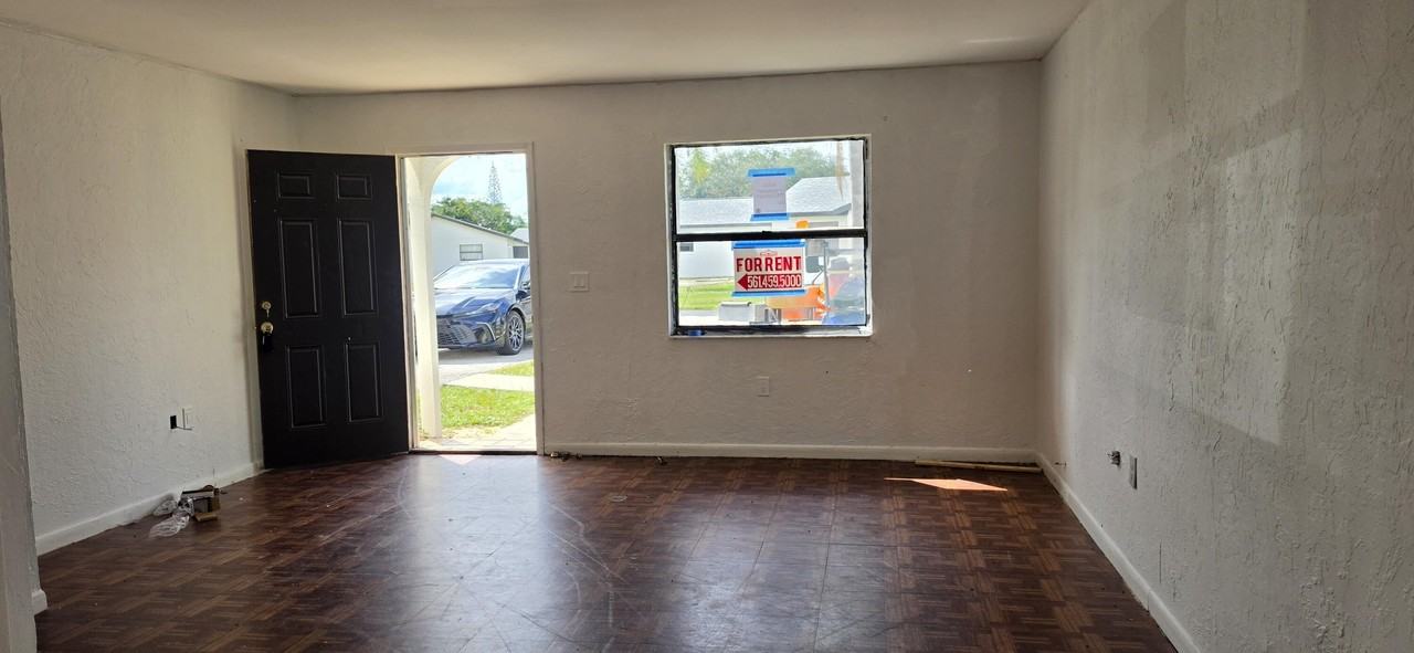 499 Las Palmas Cir - Photo 3 of 8