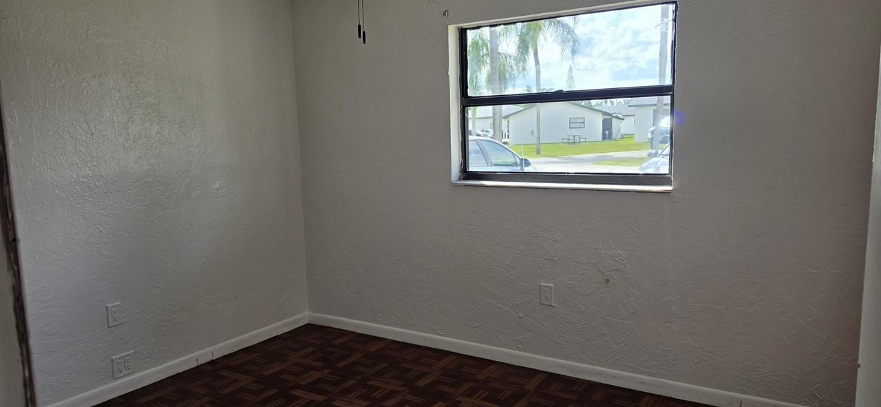 499 Las Palmas Cir - Photo 4 of 8