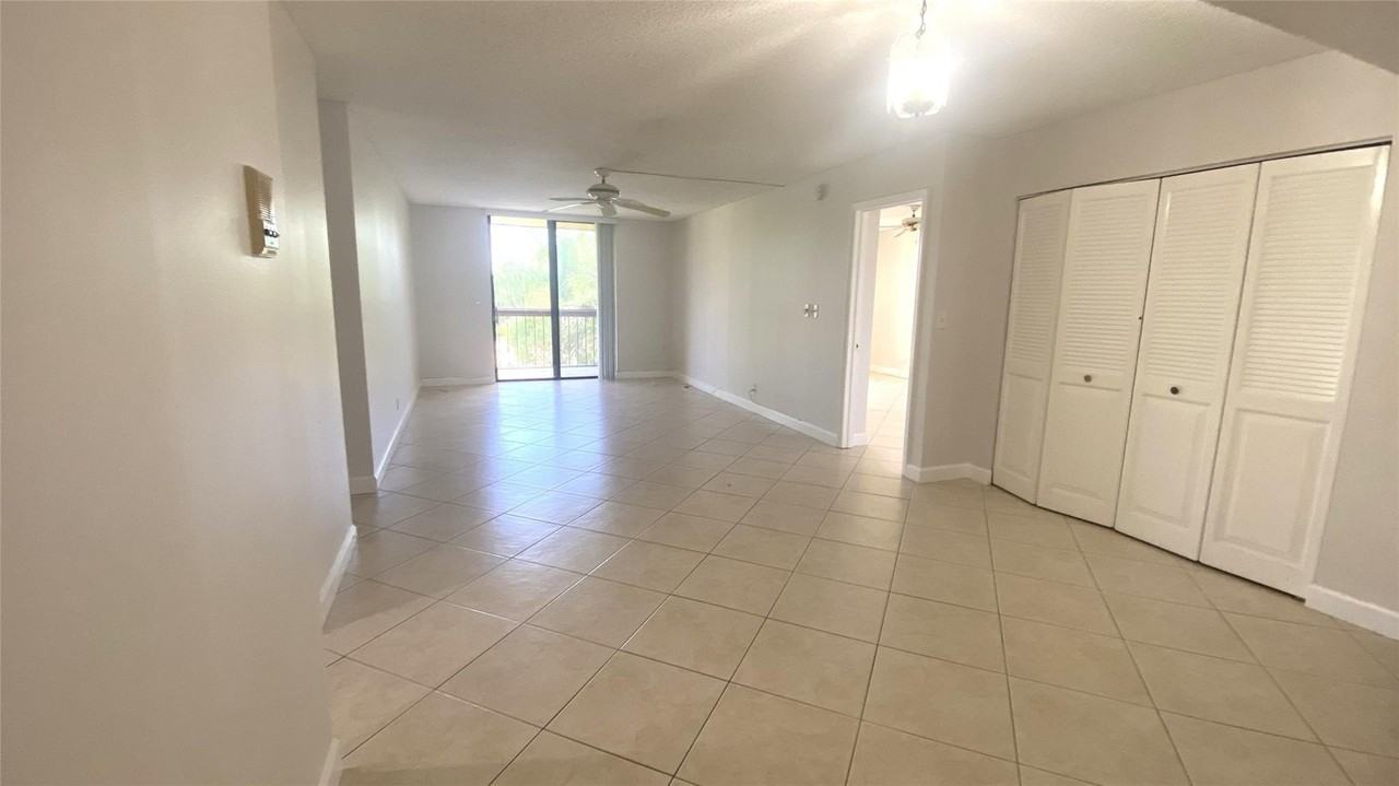 733 Se 1st Way #302 - Photo 6 of 18