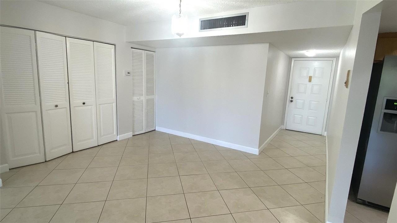 733 Se 1st Way #302 - Photo 7 of 18