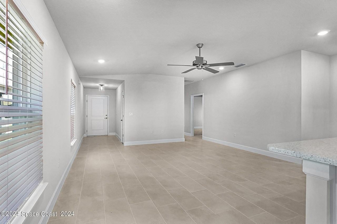 1067 Grantham Ln Se - Photo 3 of 25