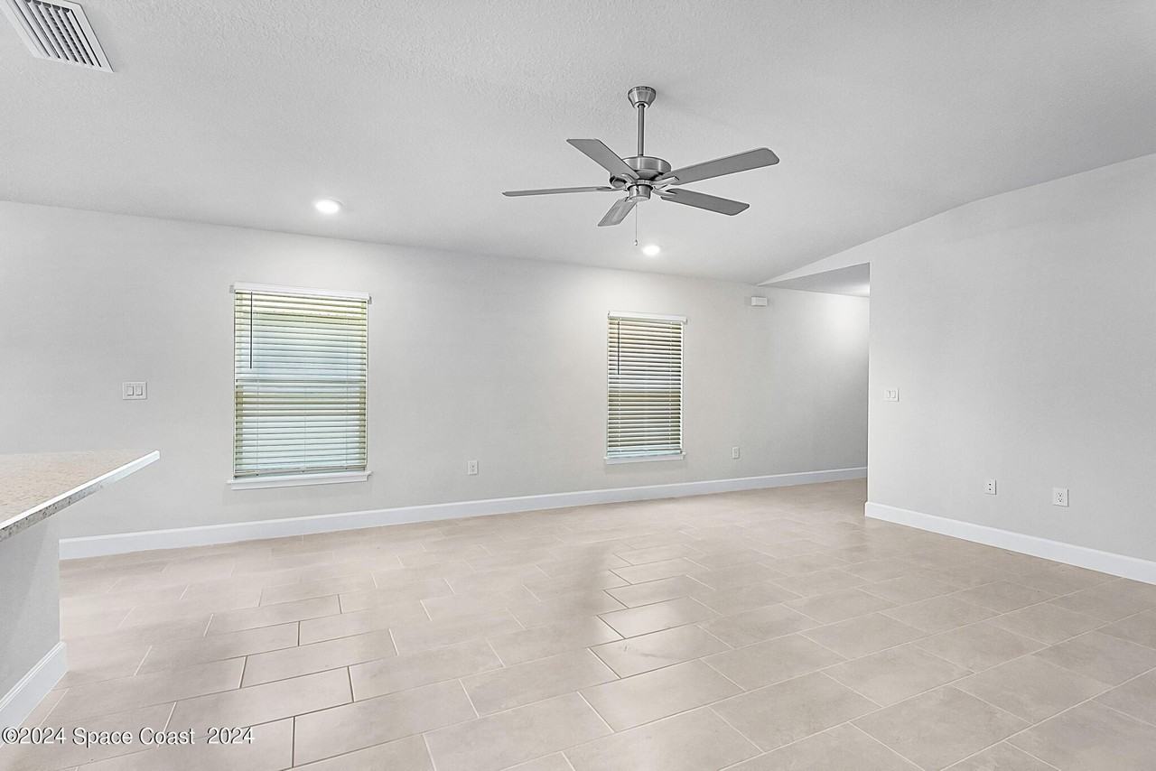 1067 Grantham Ln Se - Photo 4 of 25