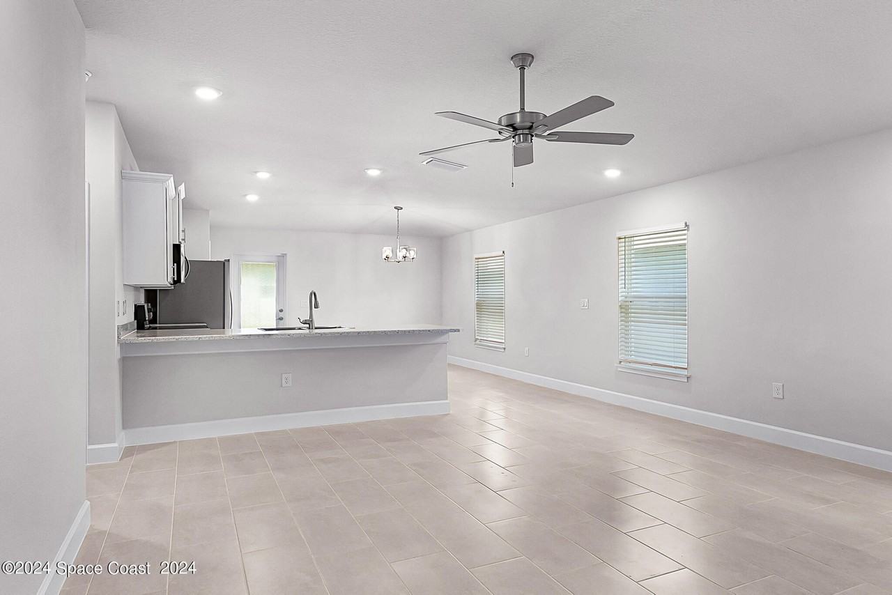 1067 Grantham Ln Se - Photo 5 of 25
