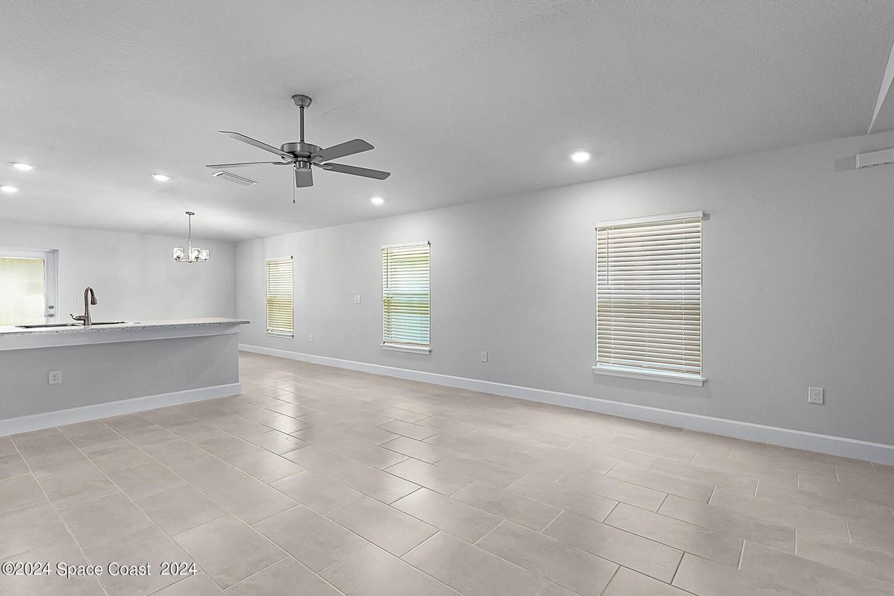 1067 Grantham Ln Se - Photo 6 of 25