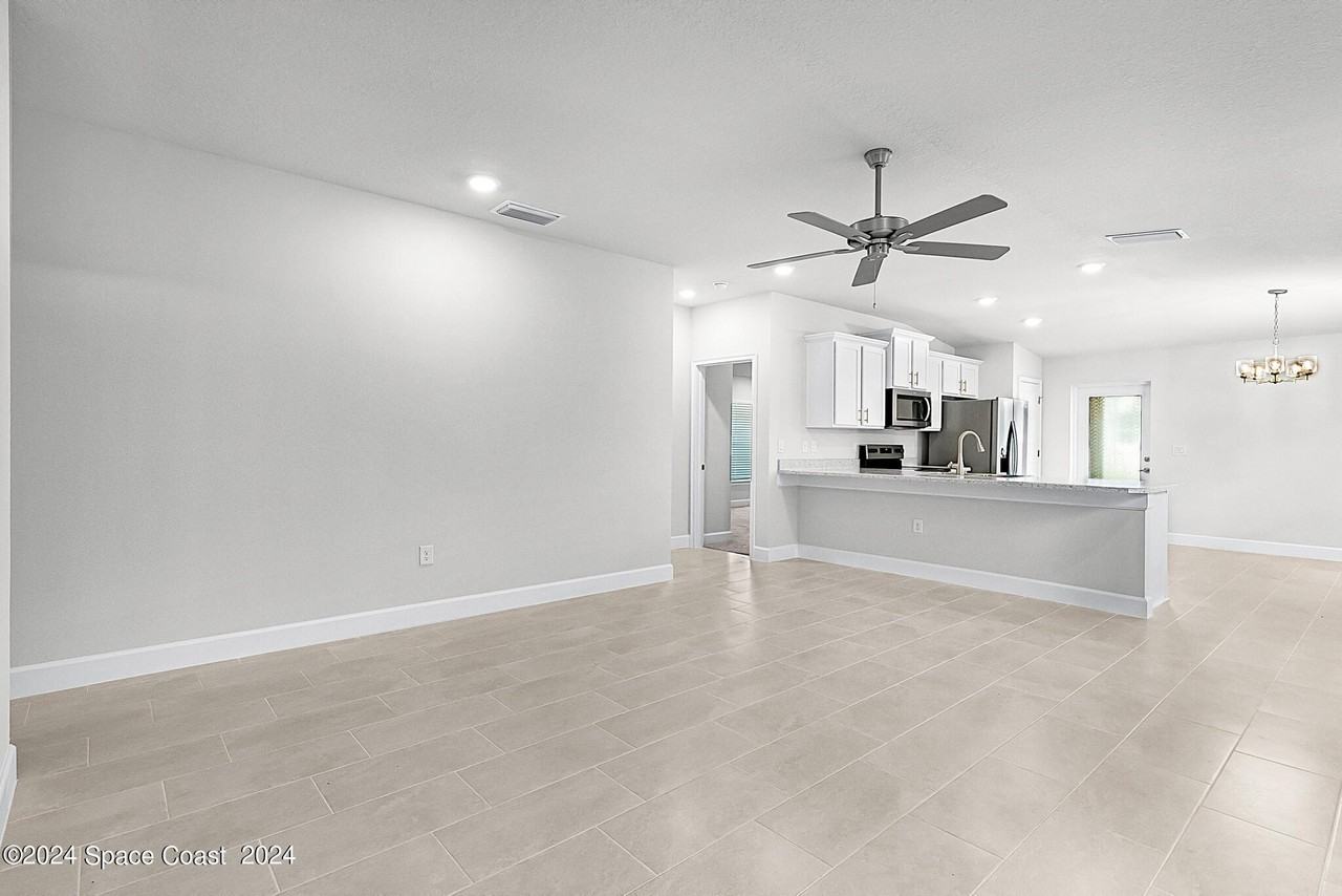 1067 Grantham Ln Se - Photo 7 of 25