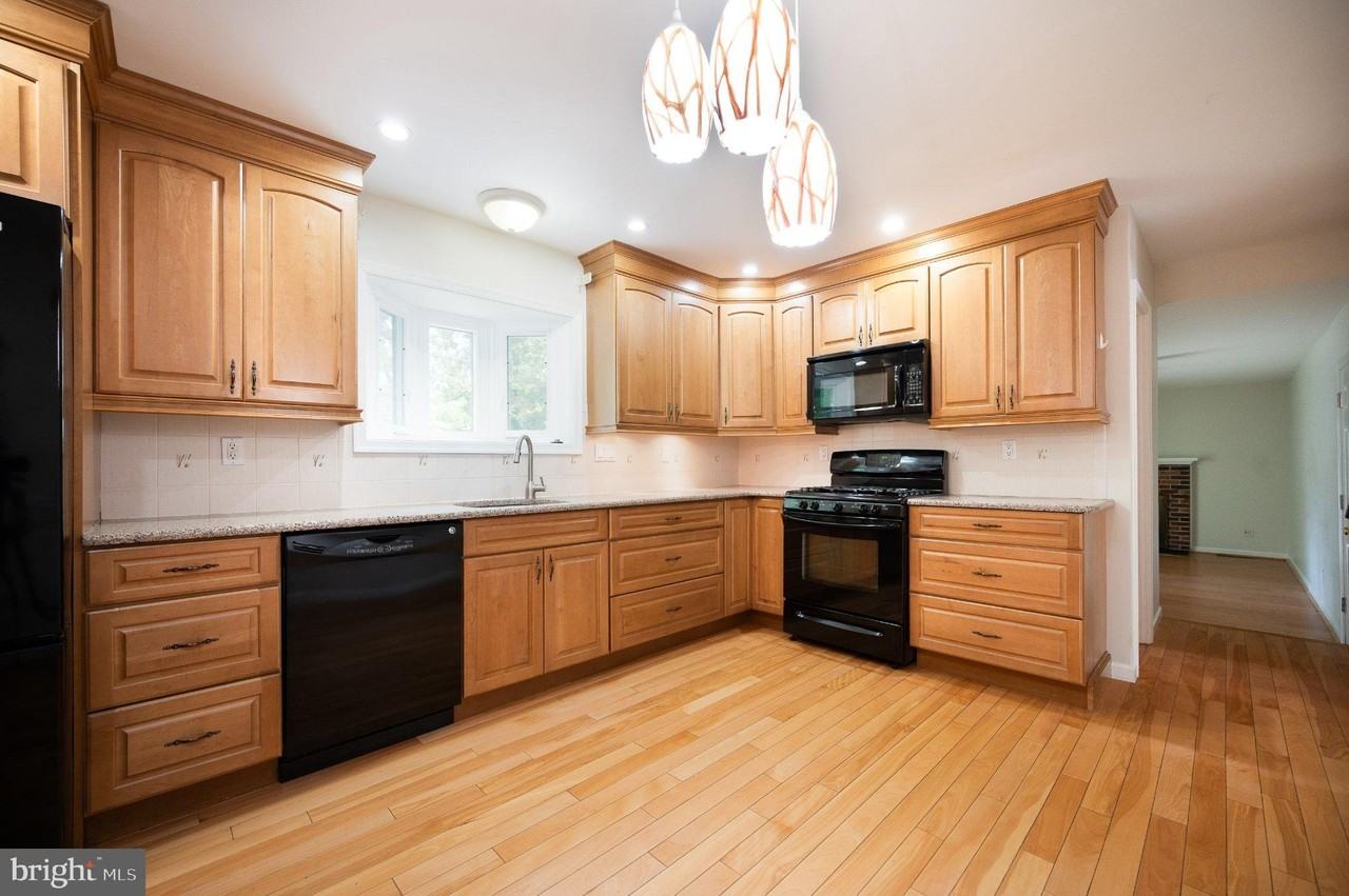 2409 Sweetbriar Rd - Photo 5 of 25