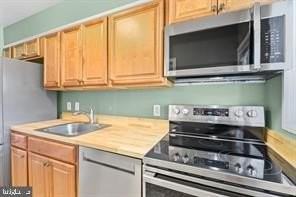 826 Jeannette Ave - Photo 3 of 34