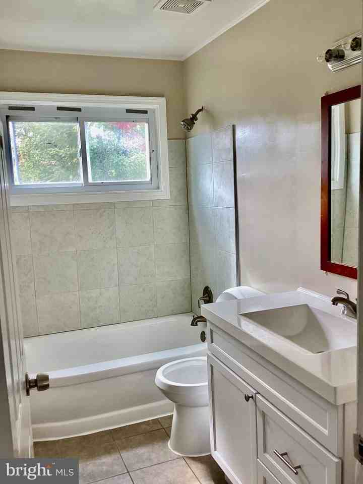 1708 Veirs Mill Rd - Photo 4 of 18