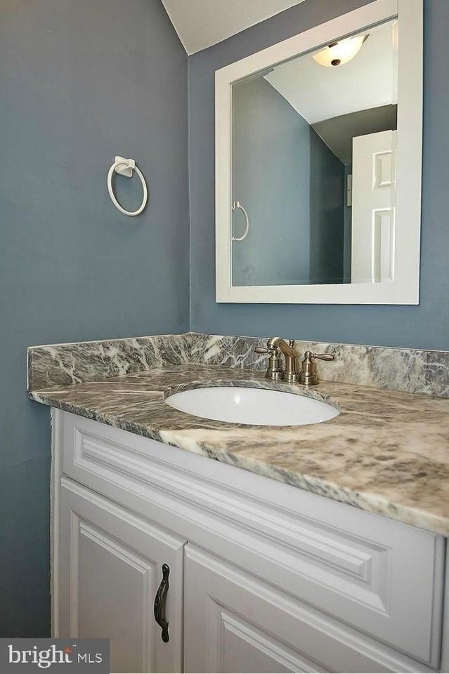 137 S Virginia Ave - Photo 7 of 17