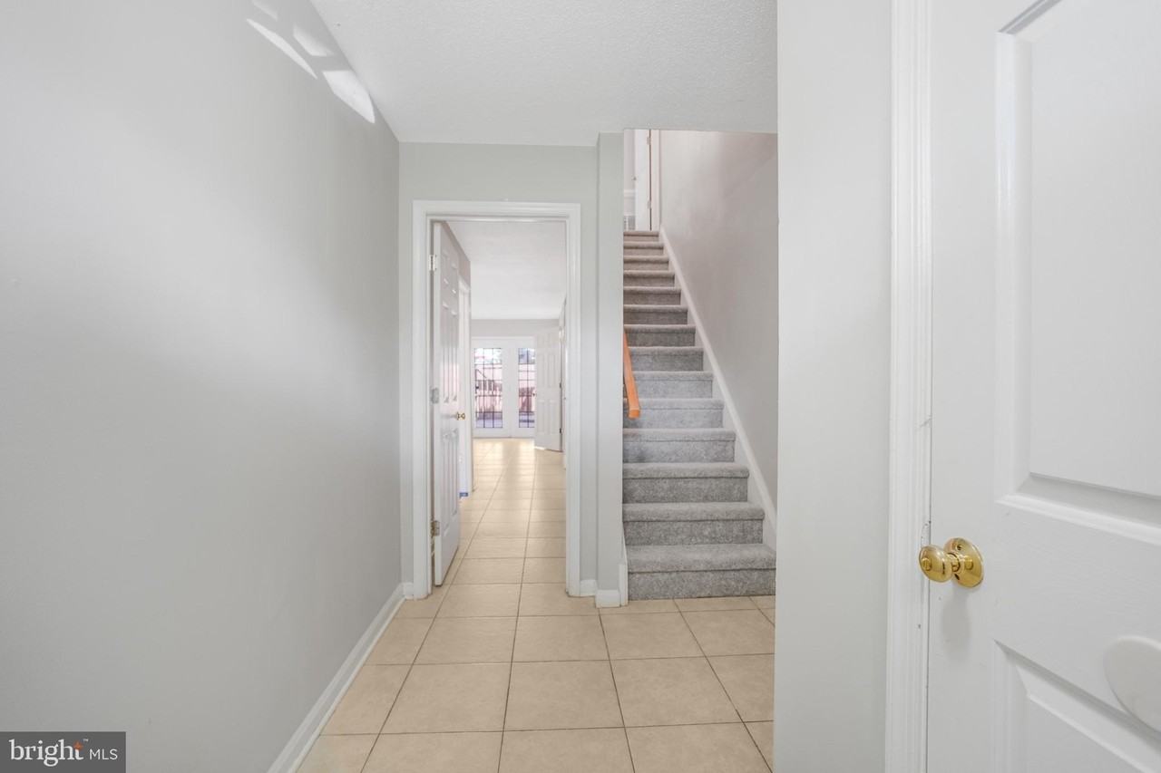 302 Barrie Pl - Photo 7 of 37