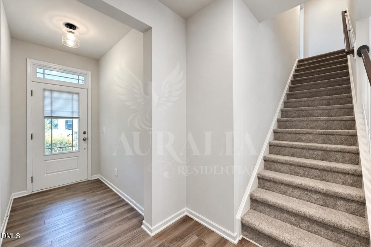 160 Royal Star Way - Photo 4 of 39