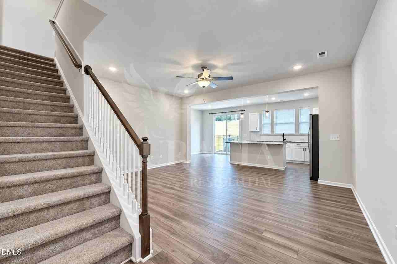 160 Royal Star Way - Photo 5 of 39