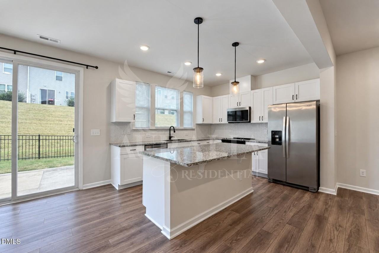 160 Royal Star Way - Photo 7 of 39