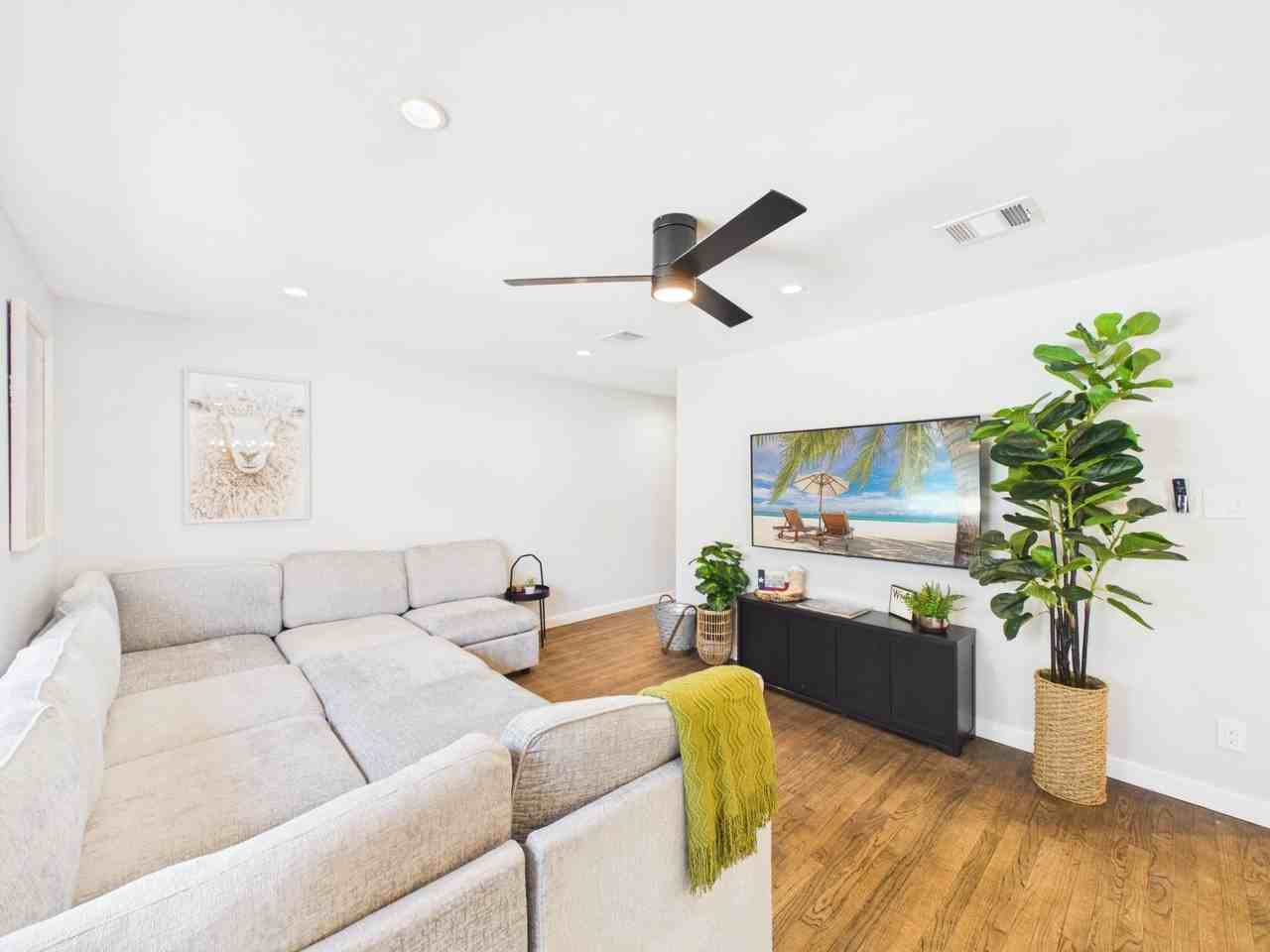 5702 Hoover St - Photo 7 of 50