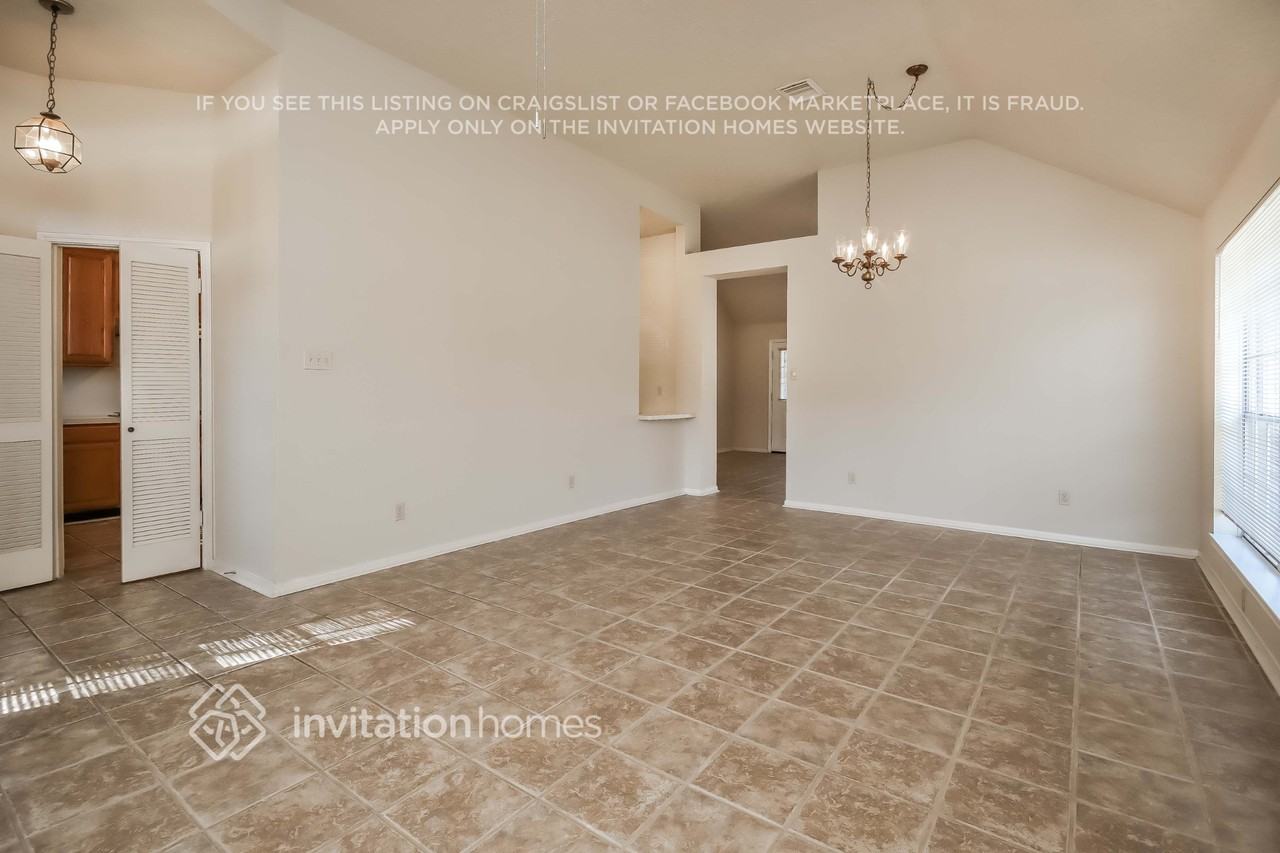 7327 Maple Walk Dr - Photo 3 of 12