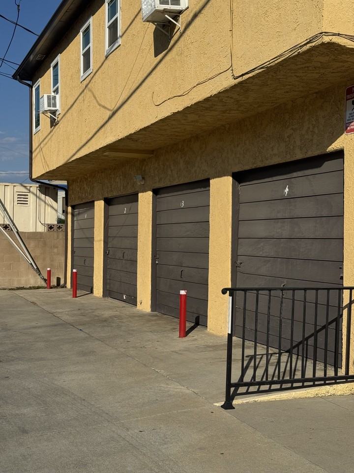 10557 Paramount Blvd - Photo 2 of 11