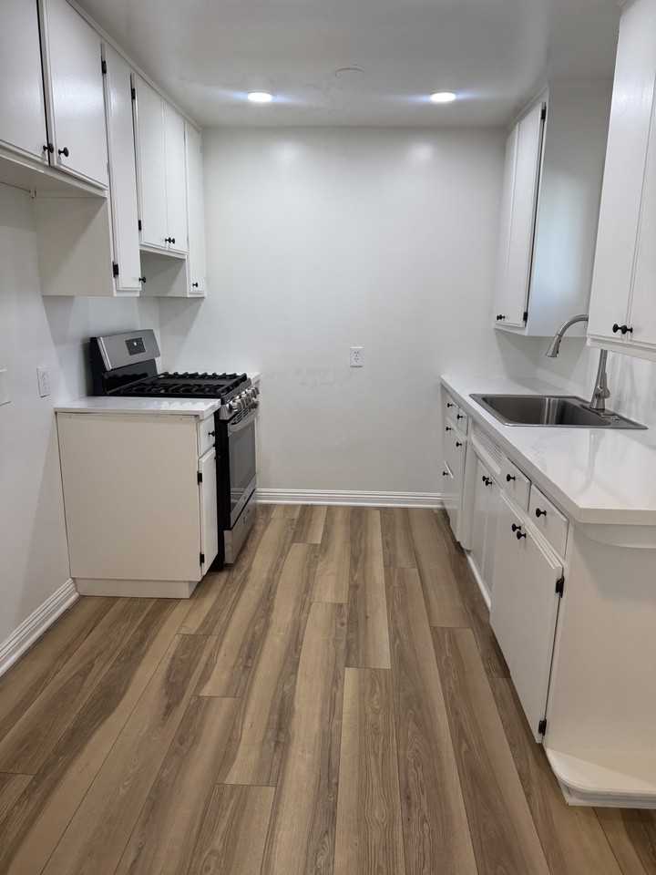 10557 Paramount Blvd - Photo 4 of 11