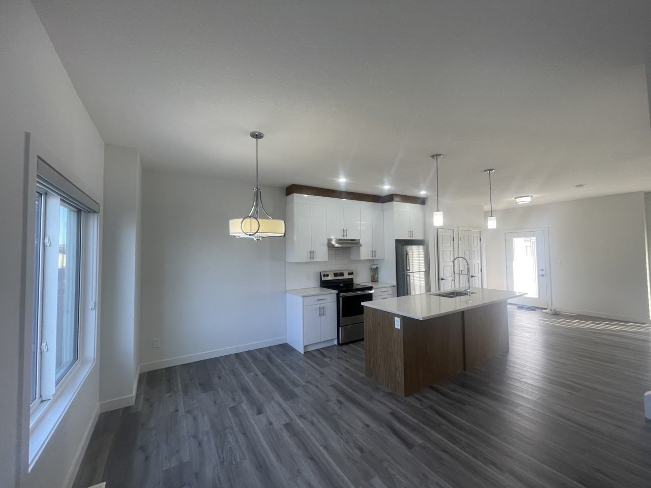 4318 38 St - Photo 3 of 16