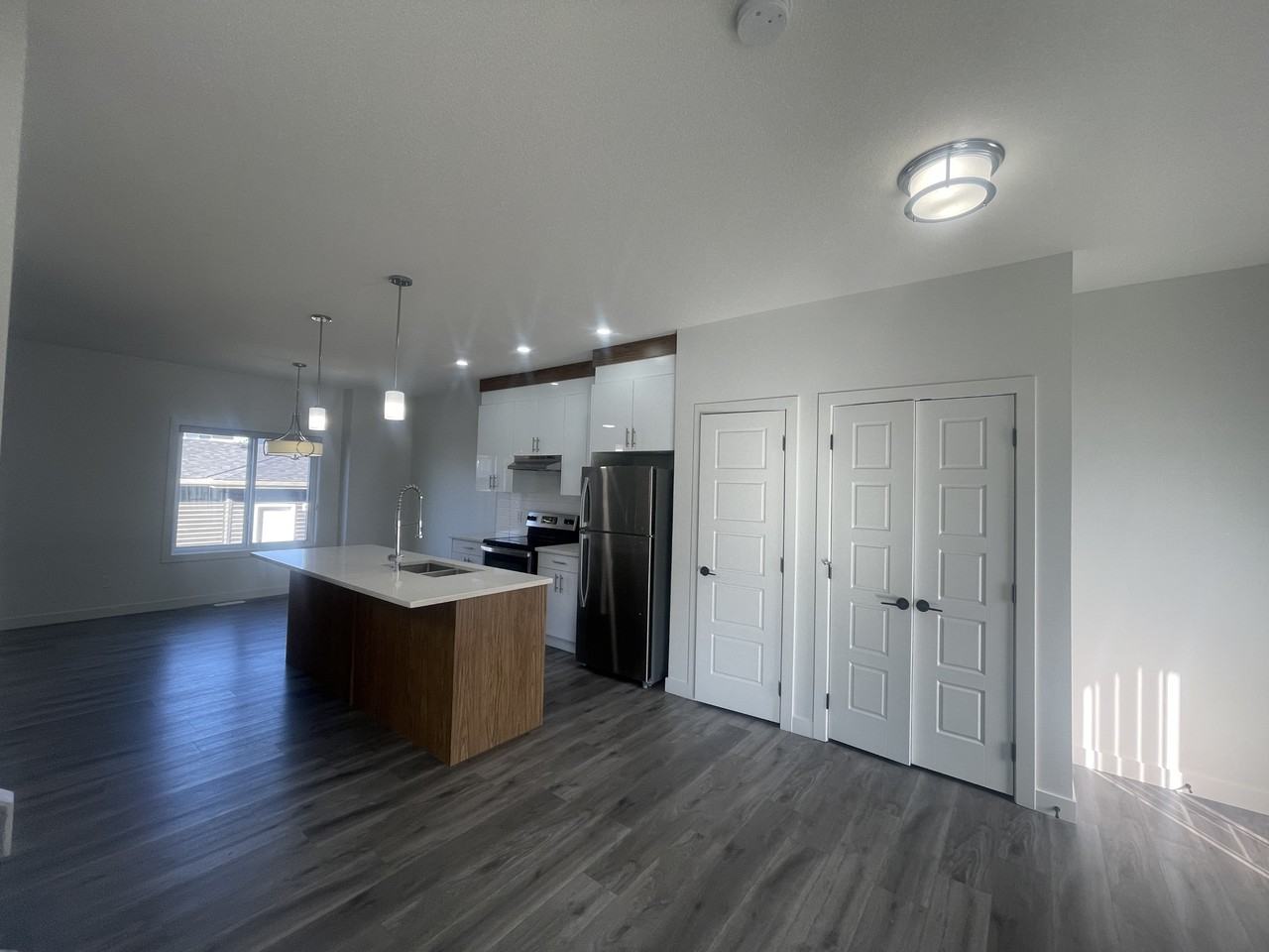4318 38 St - Photo 4 of 16