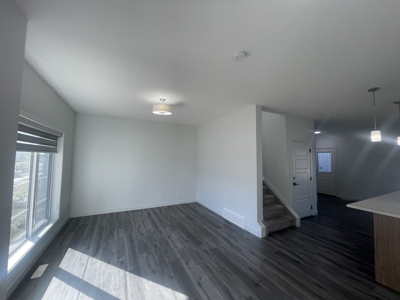 4318 38 St - Photo 5 of 16
