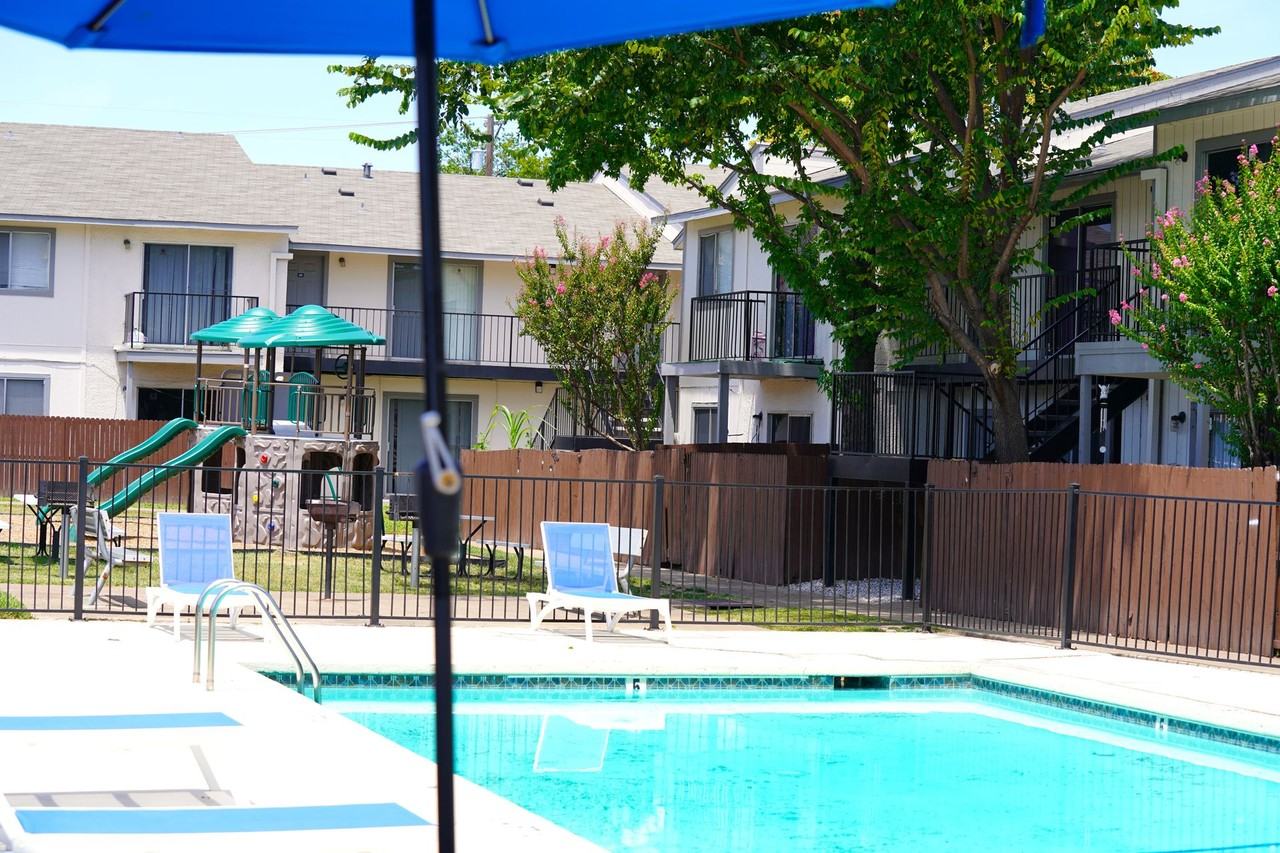 Irving Oaks Apartments - Photo 7 of 38