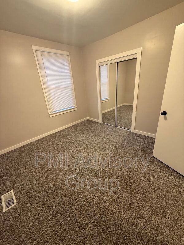 1220 Nw Fillmore St - Photo 4 of 5